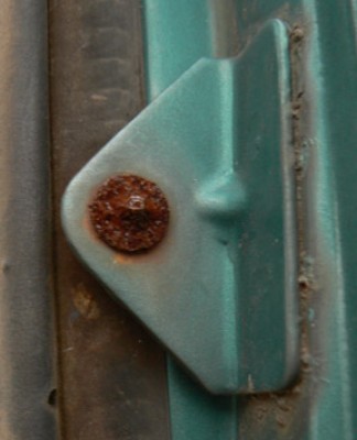 Bronco2 BrknRearDoorHinge.jpg