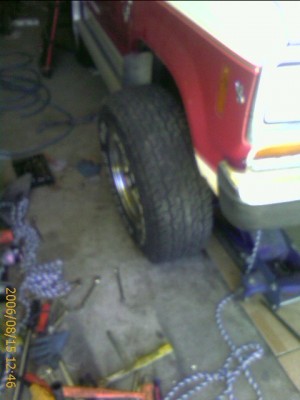 Not the best pic but it's sitting on the ground on 31x10.50x15 the tires start at the edge of the fender.